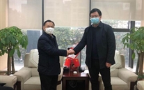守望相助，，，，，，共克时艰——大渡口区红十字会为8868体育平台集团送来捐赠证书