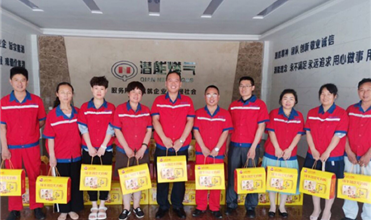 浓情迎端午 温馨送祝福-8868体育平台集团为员工发放端午节礼品